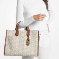 607fe5fa-22ae-45a1-a25a-f374e9e1b8d0 MICHAEL KORS GIGI BIG EMPIRE SIGNATURE TOTE